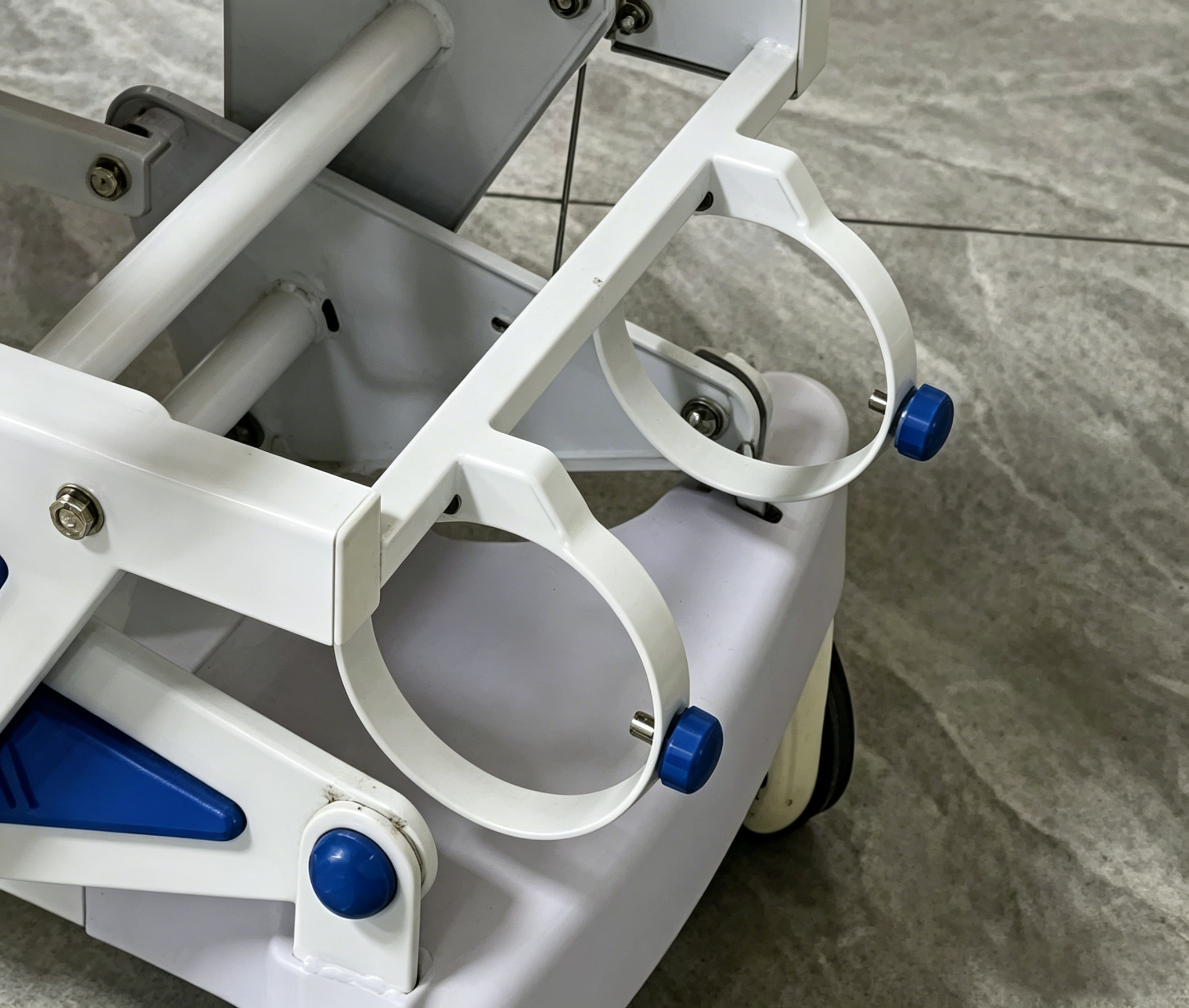 Integrated 5L oxygen cylinder bracket and safety restraint belts on emergency patient trolley